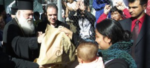 Archbishop Hieronymos distributes food to the migrants on Samos on 6th March 2016