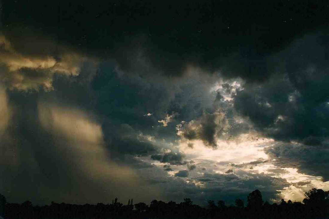 Light through storm clouds 1184x788