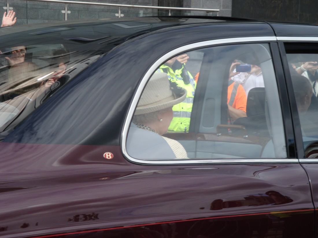 Queen in car Leeds 2012