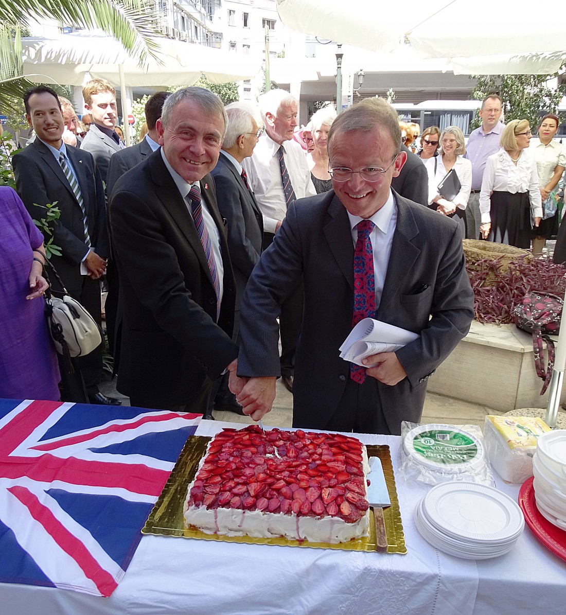Queen's bday cake cutting 3888x4225